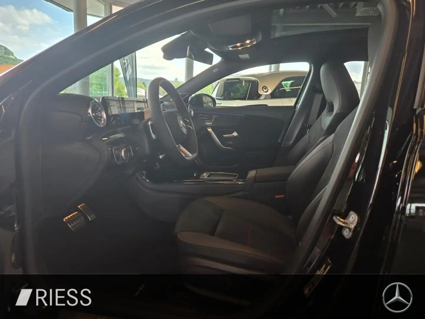 Mercedes-Benz A 250 e EQ AMG+AHK+PANO+19"+AC11KW+MULTIBEAM+360 Czarny - 2