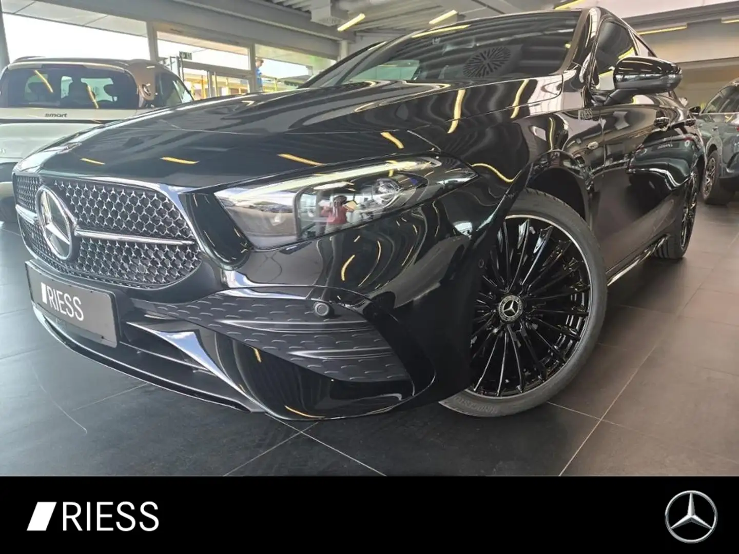 Mercedes-Benz A 250 e EQ AMG+AHK+PANO+19"+AC11KW+MULTIBEAM+360 Czarny - 1