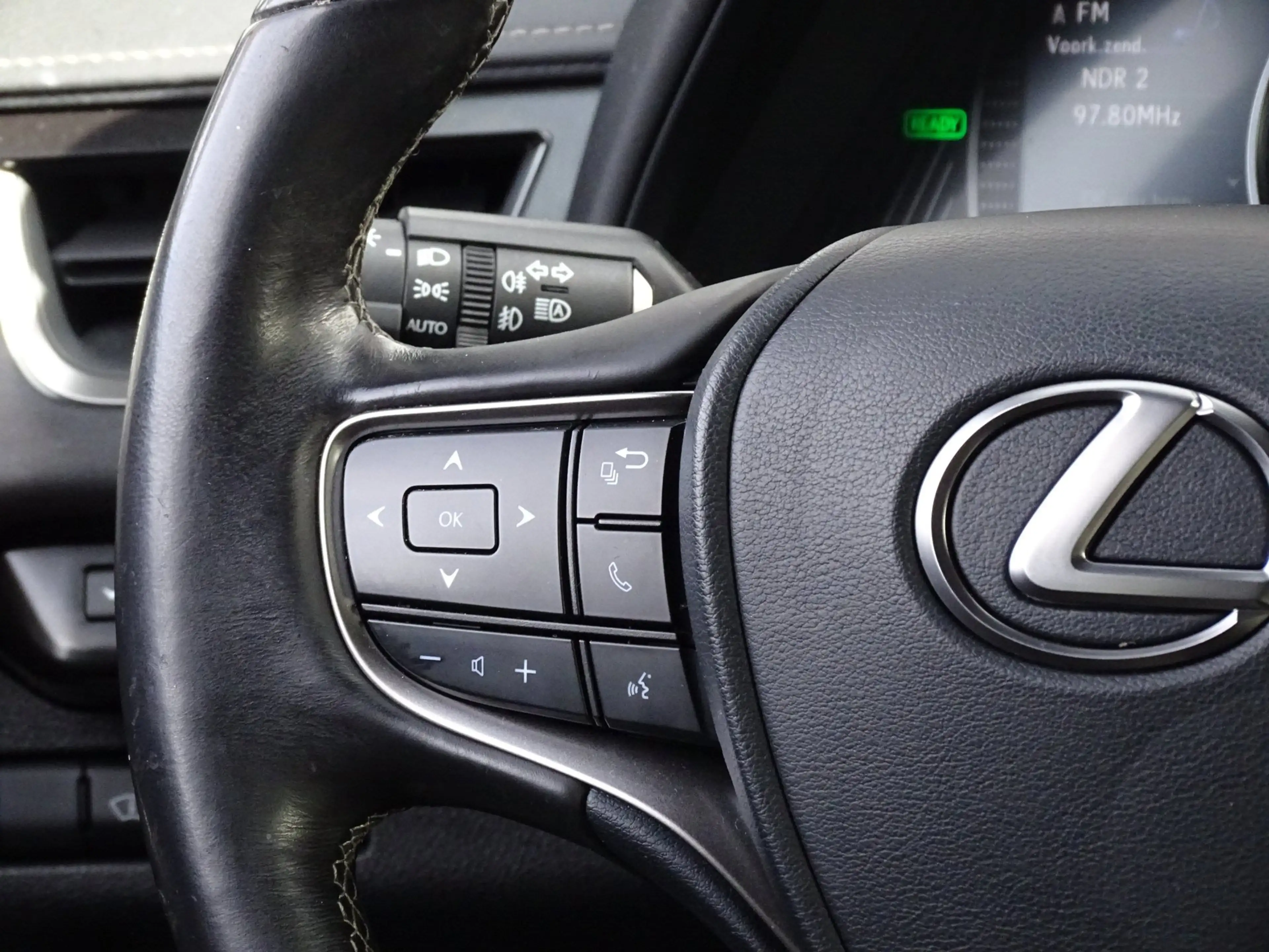 Lexus UX 250h F Sport Line|Camera|HUD|Leder — photo 11