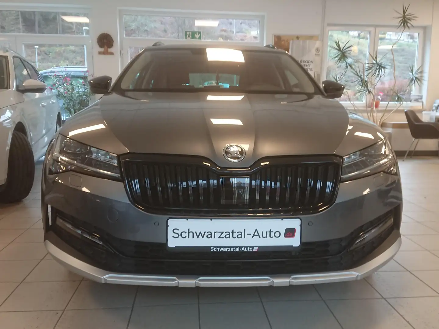 Skoda Superb Scout 4x4, Standheizung, AHK, Panoramadach, WR Alu Grau - 1
