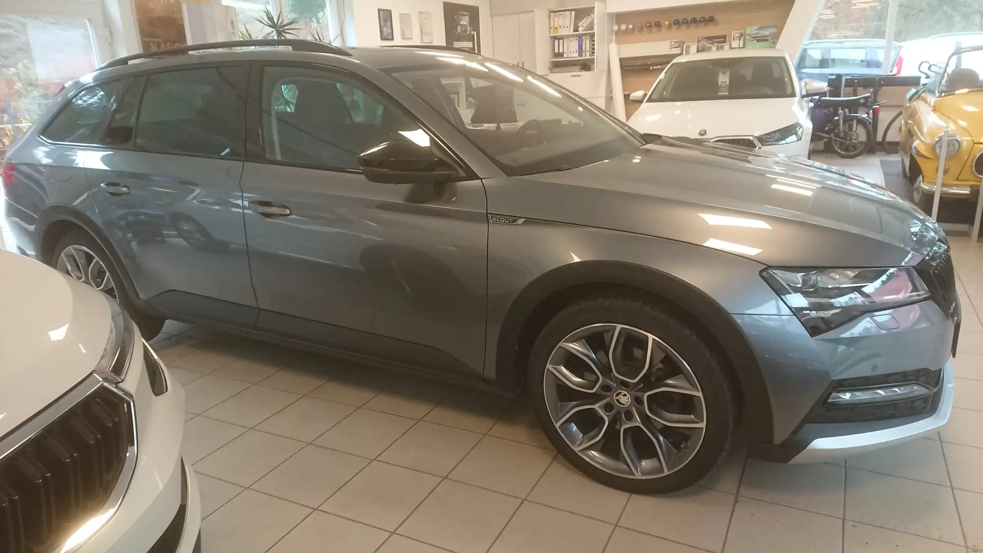 Skoda Superb Scout 4x4, Standheizung, AHK, Panoramadach, WR Alu Grau - 2