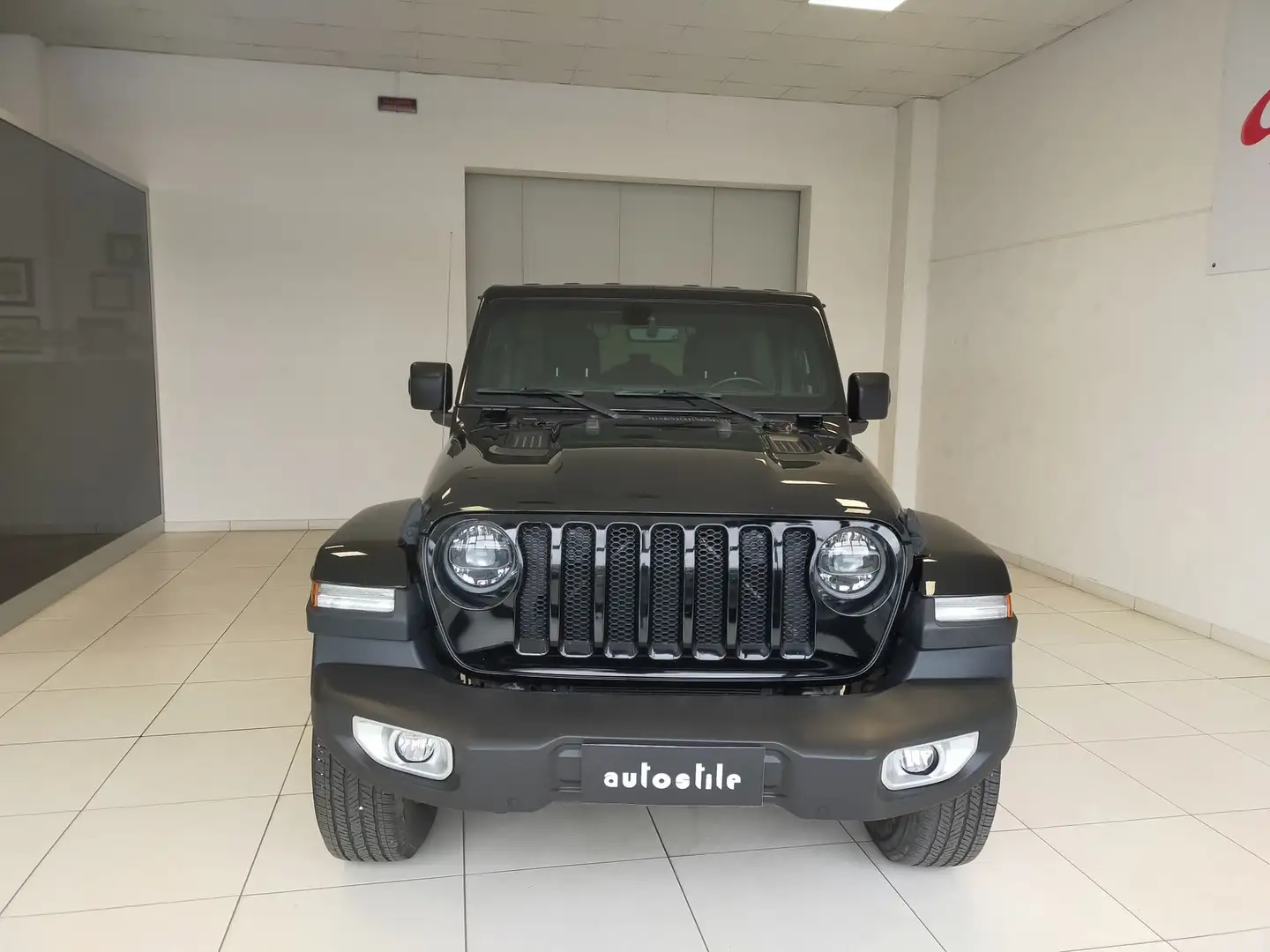 Jeep Wrangler Unlimited 2.2 Mjt II Sahara Schwarz - 2