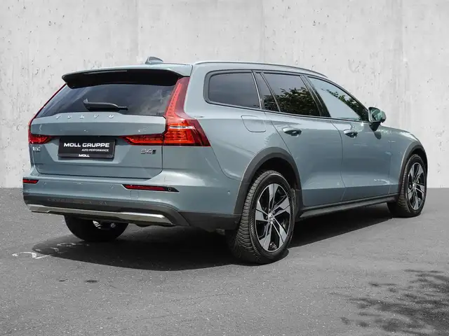 Volvo V60 Cross Country view 4