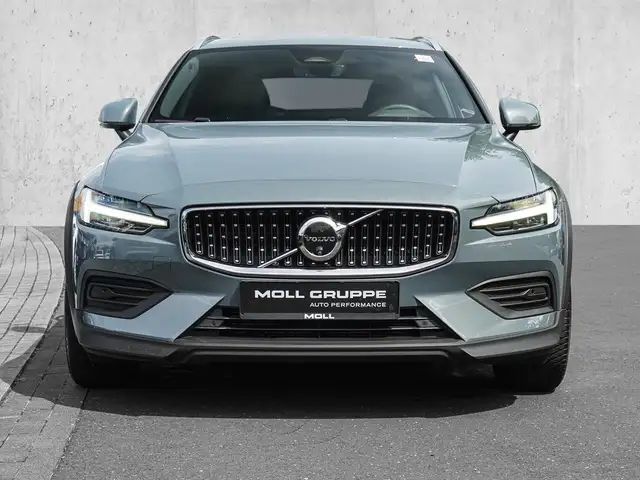 Volvo V60 Cross Country view 3