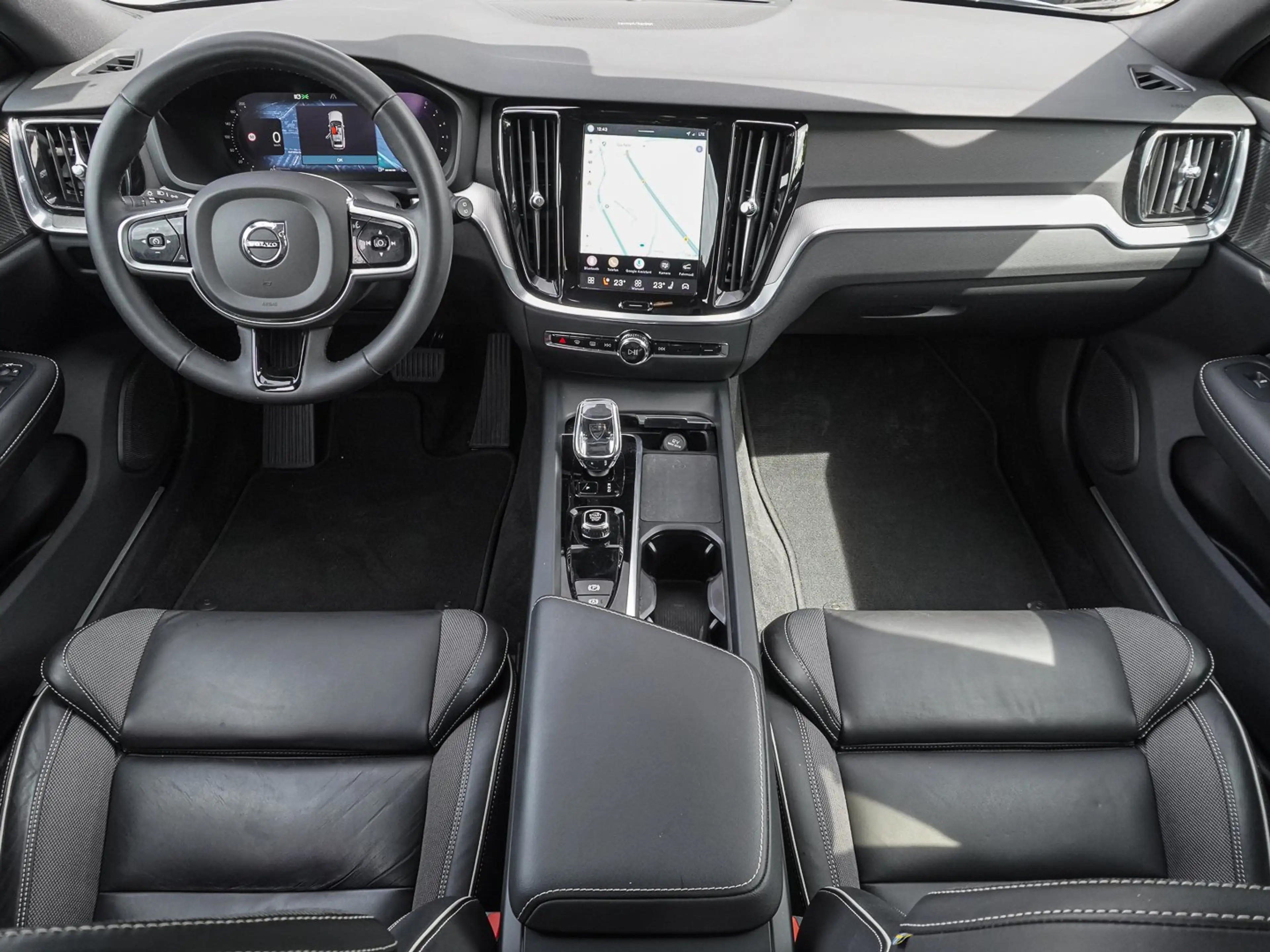 Volvo V60 Cross Country B4 AWD Plus AHK Pano LED — photo 11