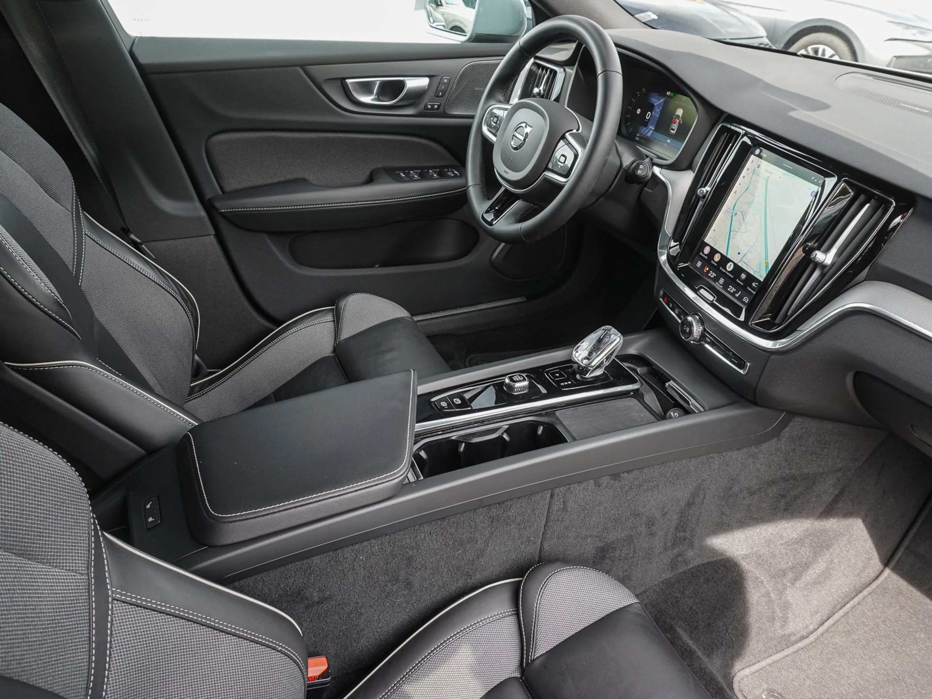 Volvo V60 Cross Country B4 AWD Plus AHK Pano LED — photo 9