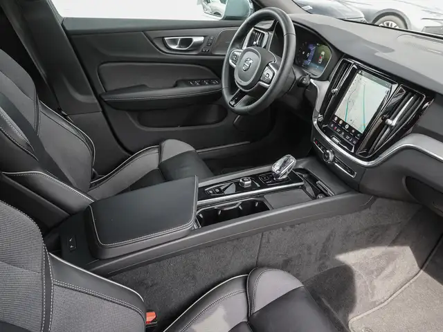 Volvo V60 Cross Country view 9