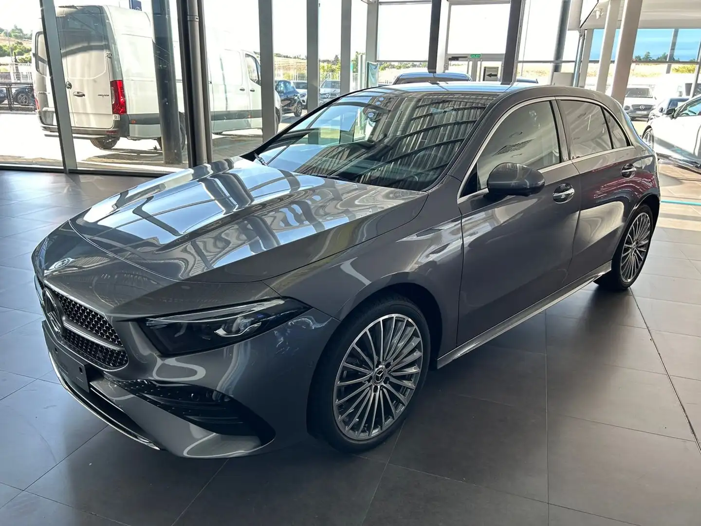 Mercedes-Benz A 250 e Compacto Grijs - 1