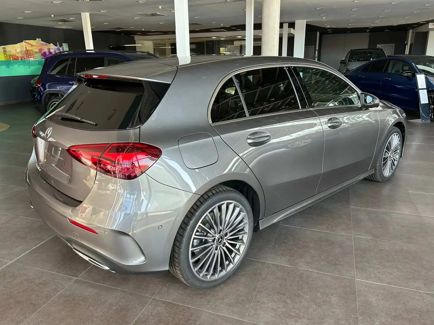 Mercedes-Benz A 250 e Compacto Grijs - 2