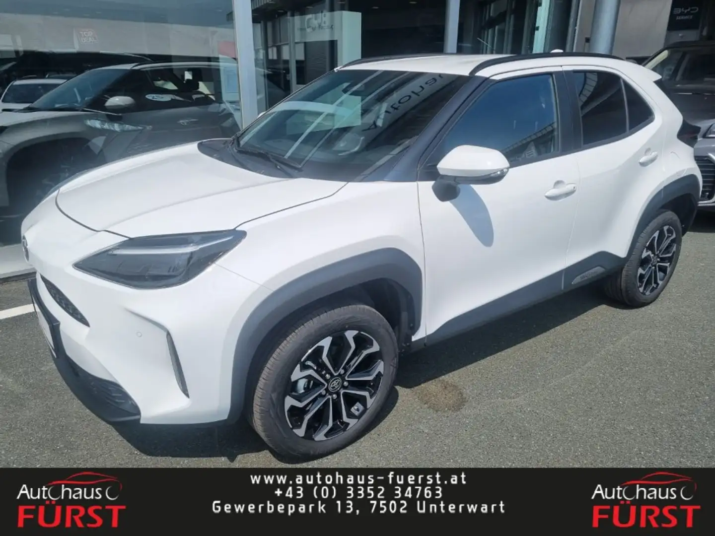 Toyota Yaris Cross 1,5l 4x2 Hybrid Active Drive *8-Fach* Weiß - 1