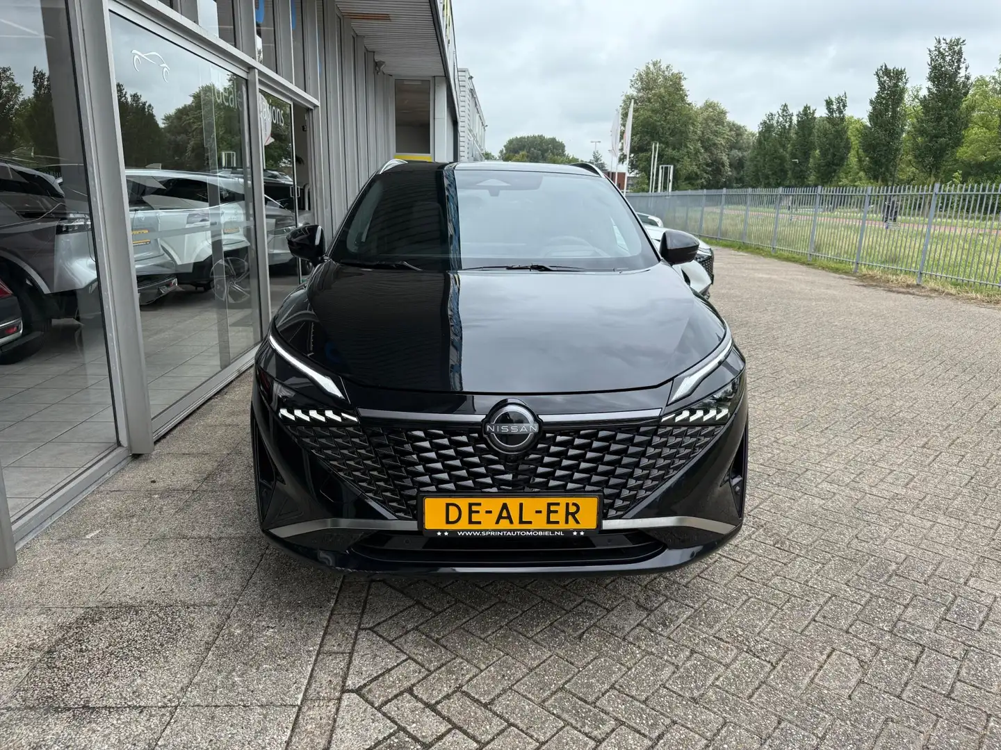 Nissan Qashqai 1.3 MHEV Xtronic Tekna Plus 158PK /PANORAMADAK / 3 Zwart - 2