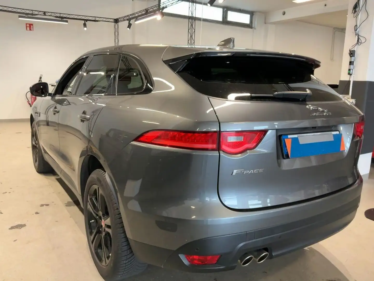 Jaguar F-Pace F-PACE 20d Portfolio AWD Automatik Grau - 2