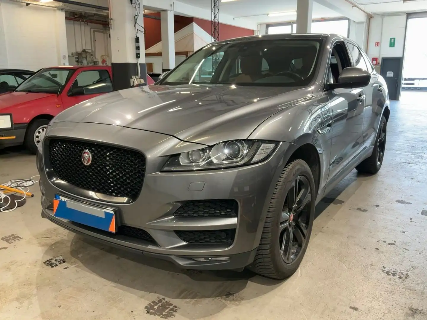 Jaguar F-Pace F-PACE 20d Portfolio AWD Automatik Grau - 1