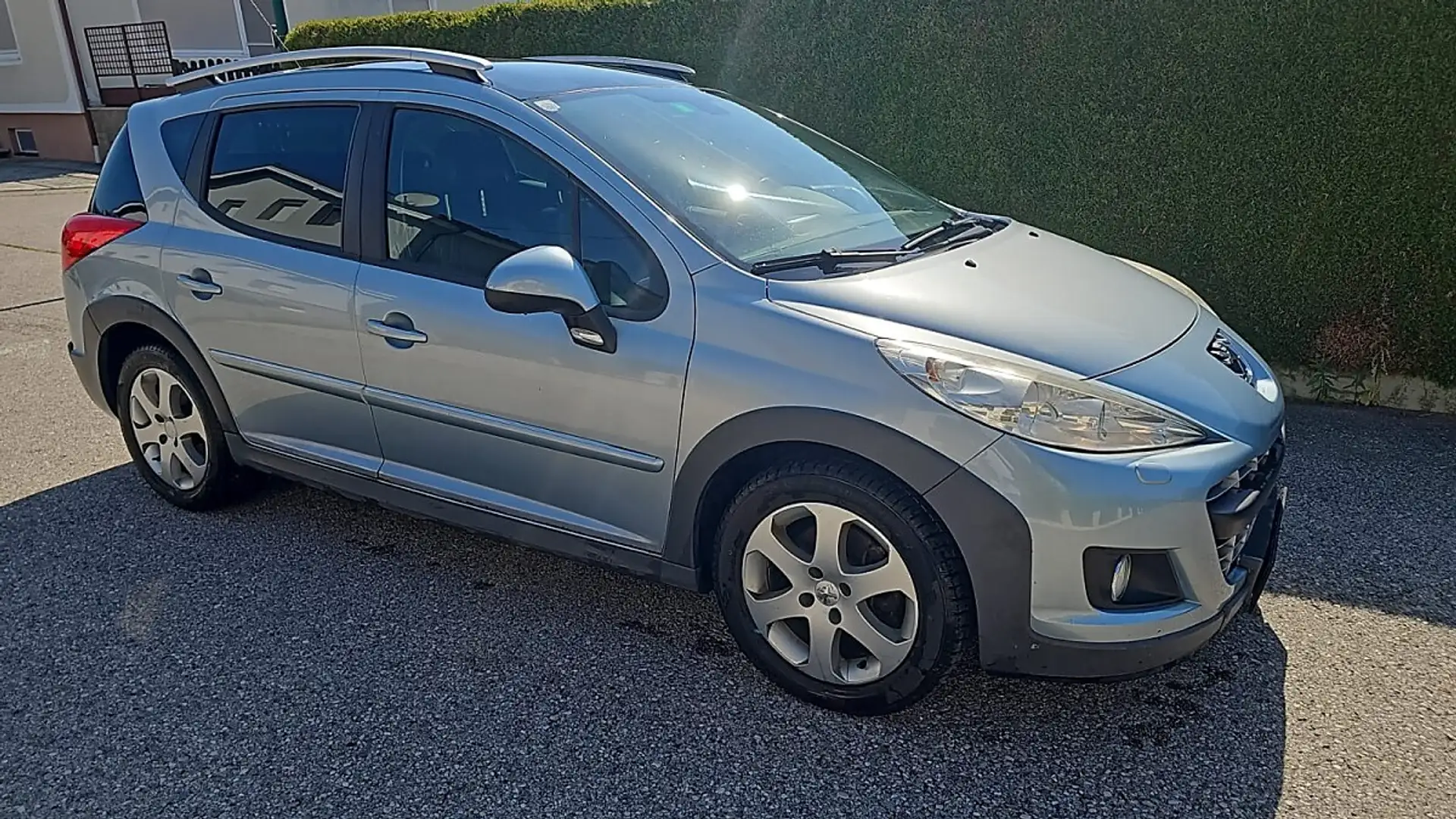 Peugeot 207 SW Outdoor 1,6 HDi 95 FAP Silber - 1
