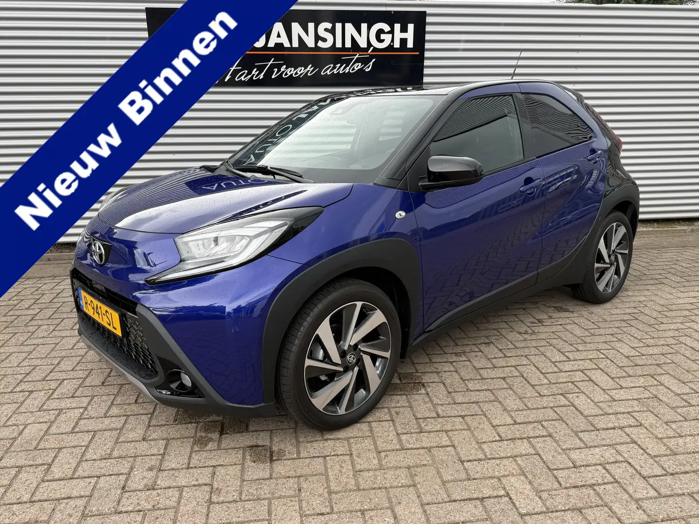 Toyota Aygo X 1.0 VVT-i S-CVT Envy Automaat met 934 KM!! Uniek!! Blauw - 1