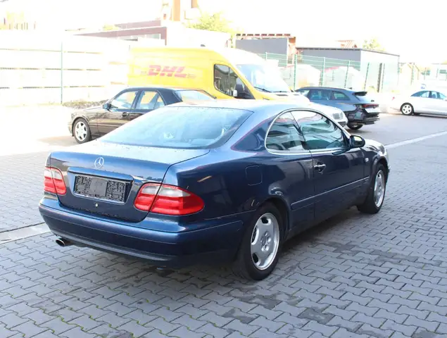 Mercedes-Benz CLK view 3