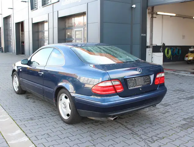 Mercedes-Benz CLK view 4