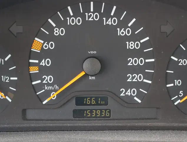 Mercedes-Benz CLK view 12
