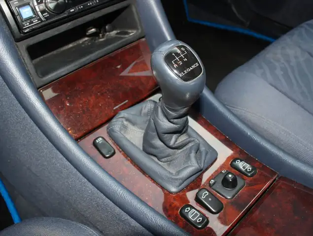 Mercedes-Benz CLK view 10