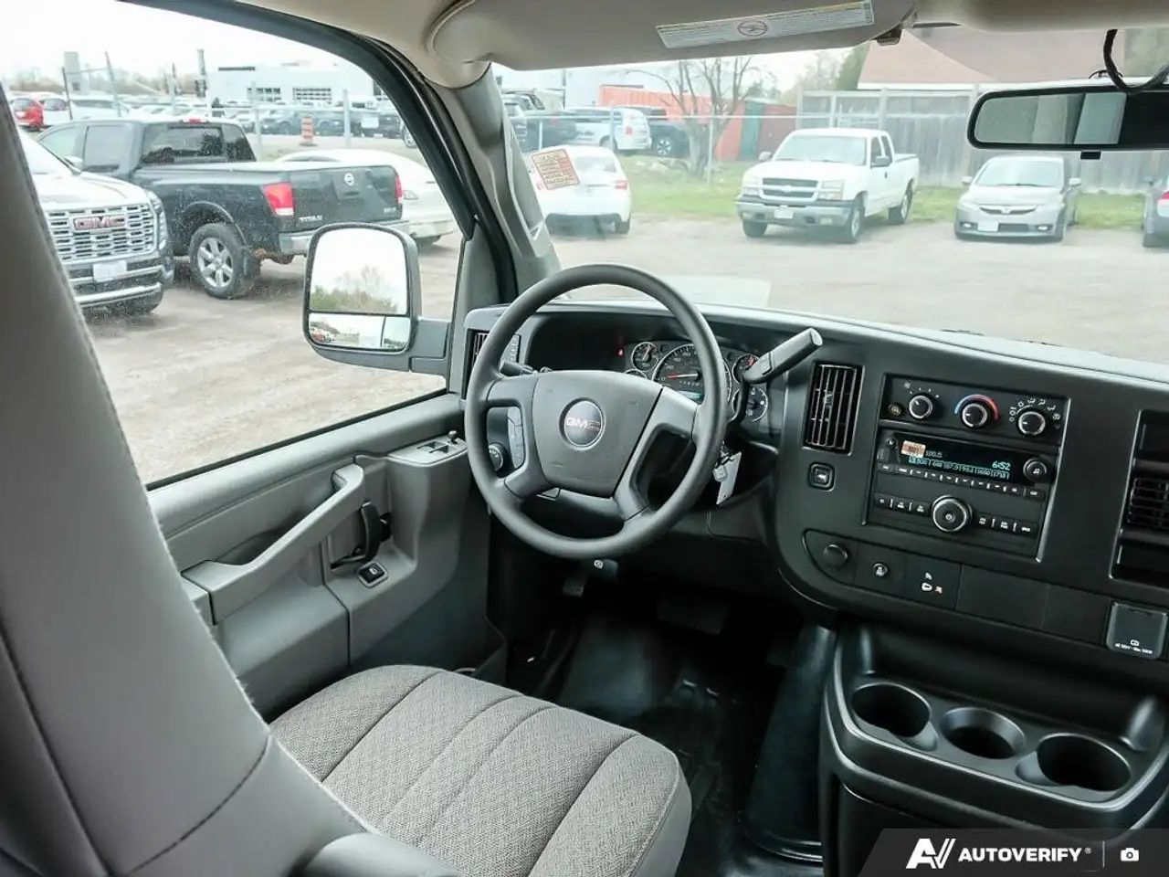 GMC Savana снимка GMC Savana