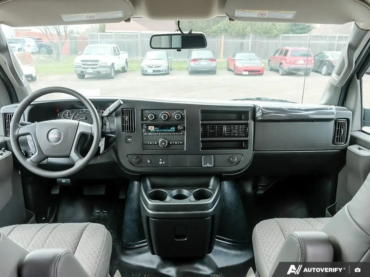 GMC Savana снимка GMC Savana