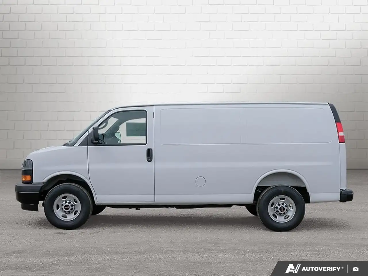 GMC Savana снимка GMC Savana