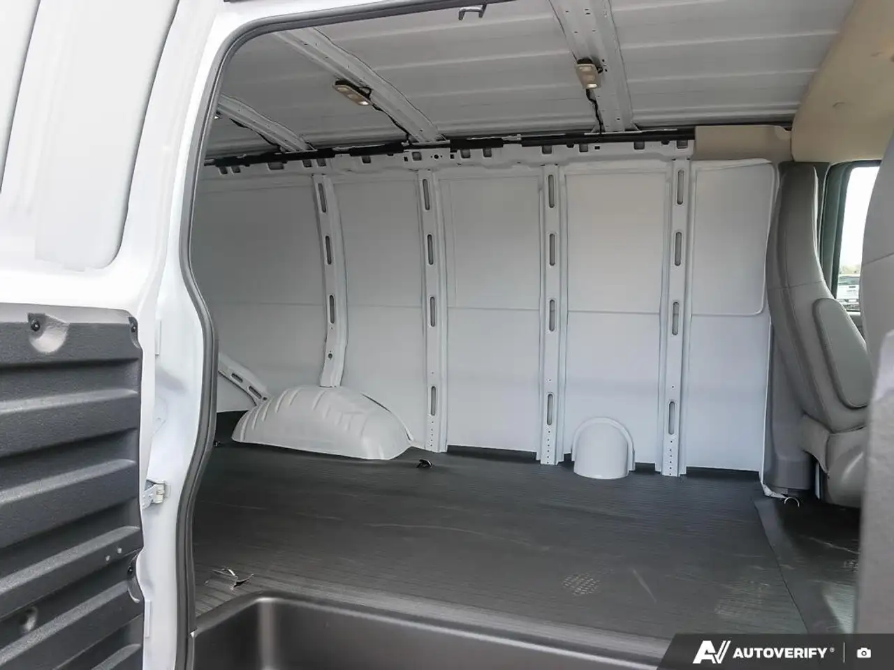 GMC Savana снимка GMC Savana