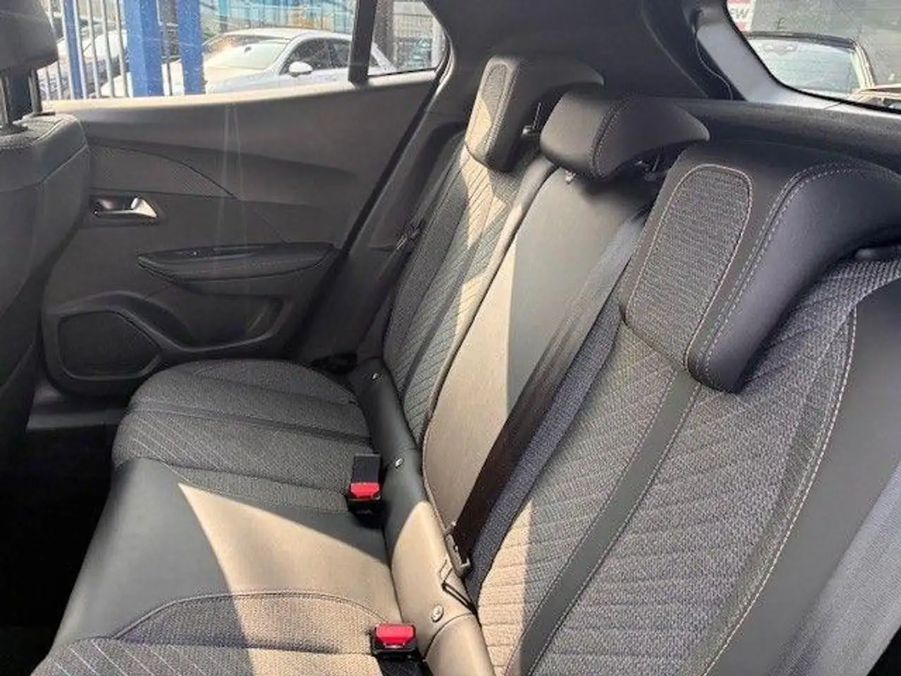 Peugeot 2008 PureTech 100 S&S Allure 9