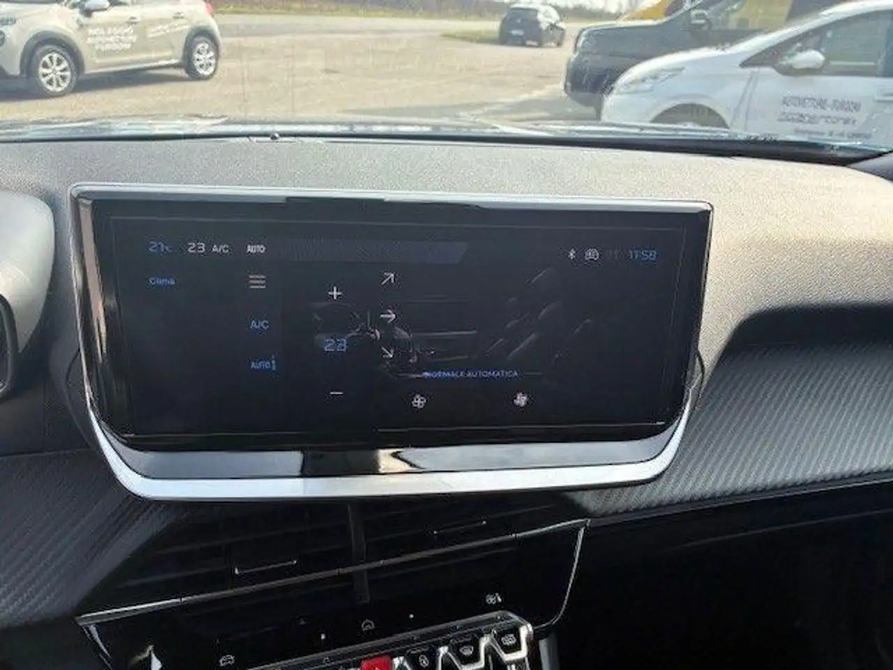 Peugeot 2008 PureTech 100 S&S Allure 6
