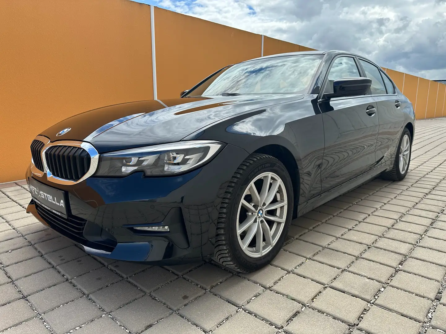 BMW 318 d Advantage / Driving Assist / LiveCockpit / Schwarz - 2