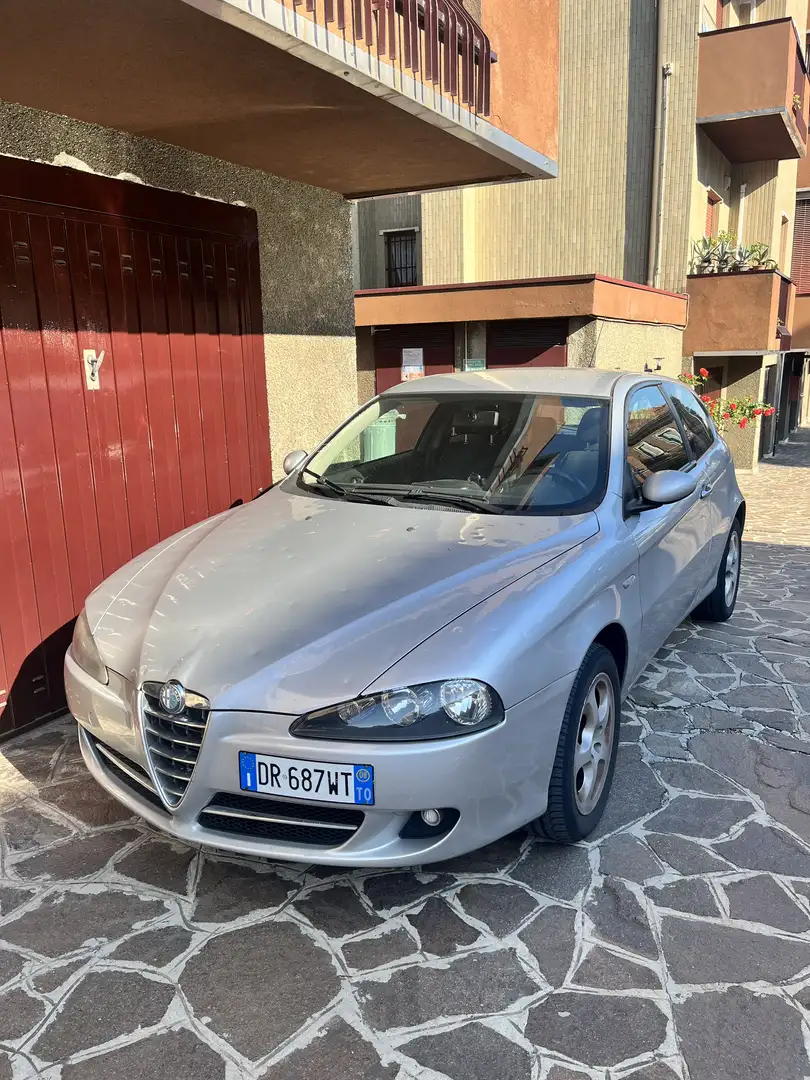 Alfa Romeo 147 3p 1.6 ts 16v Distinctive c/esp 105cv - 1