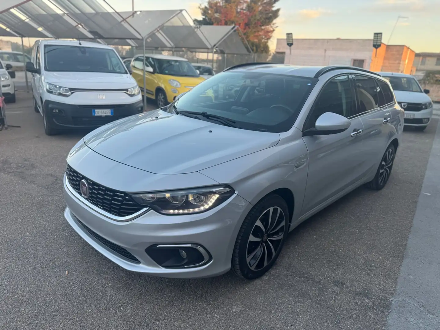 Fiat Tipo Fiat Tipo 1.6 Mjt SW Lounge Navi Retro Carplay Gris - 1