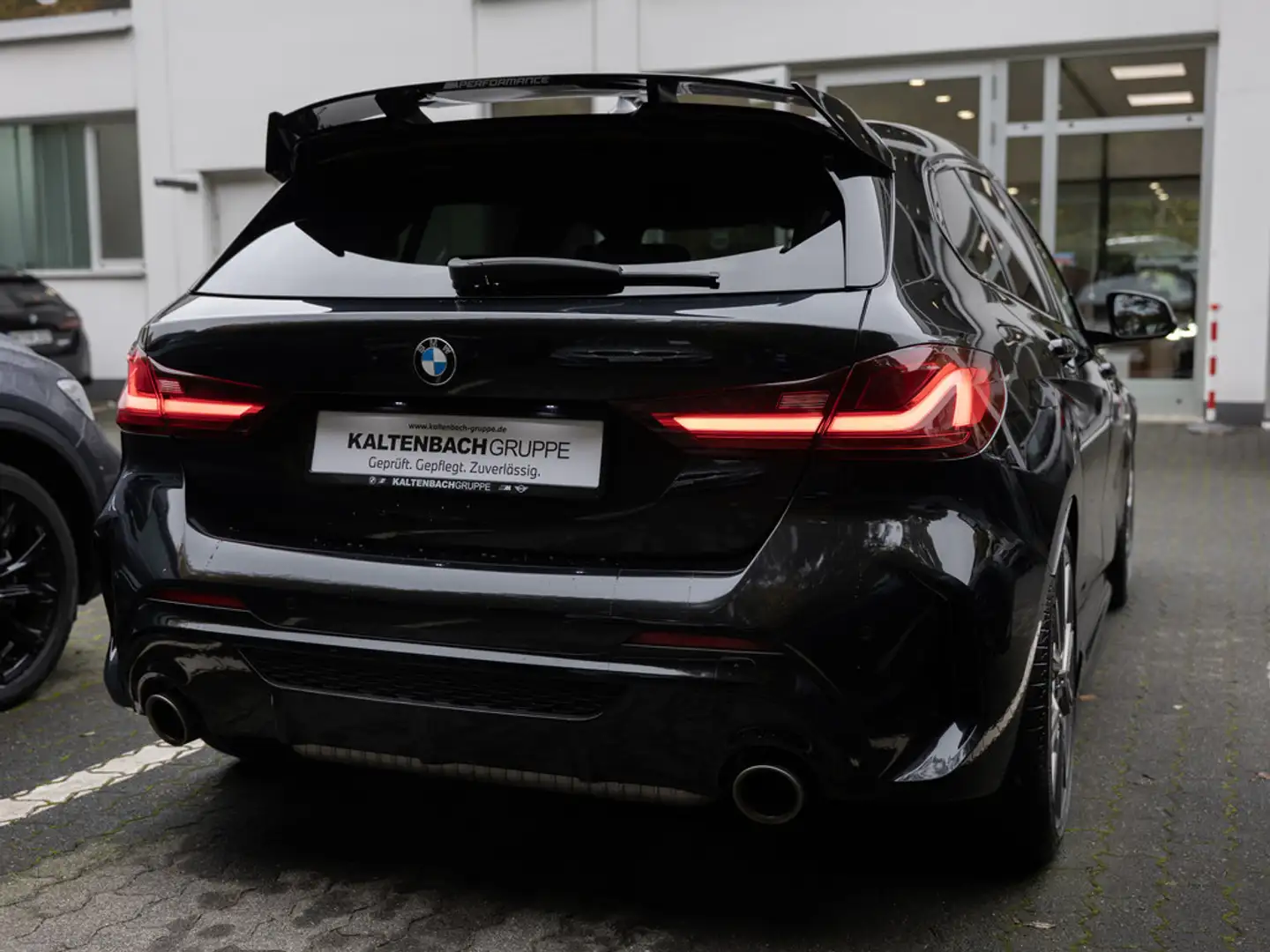 BMW 135 Mi xDrive HUD LED W-LAN NAVI SHZ PDC KLIMA Zwart - 2