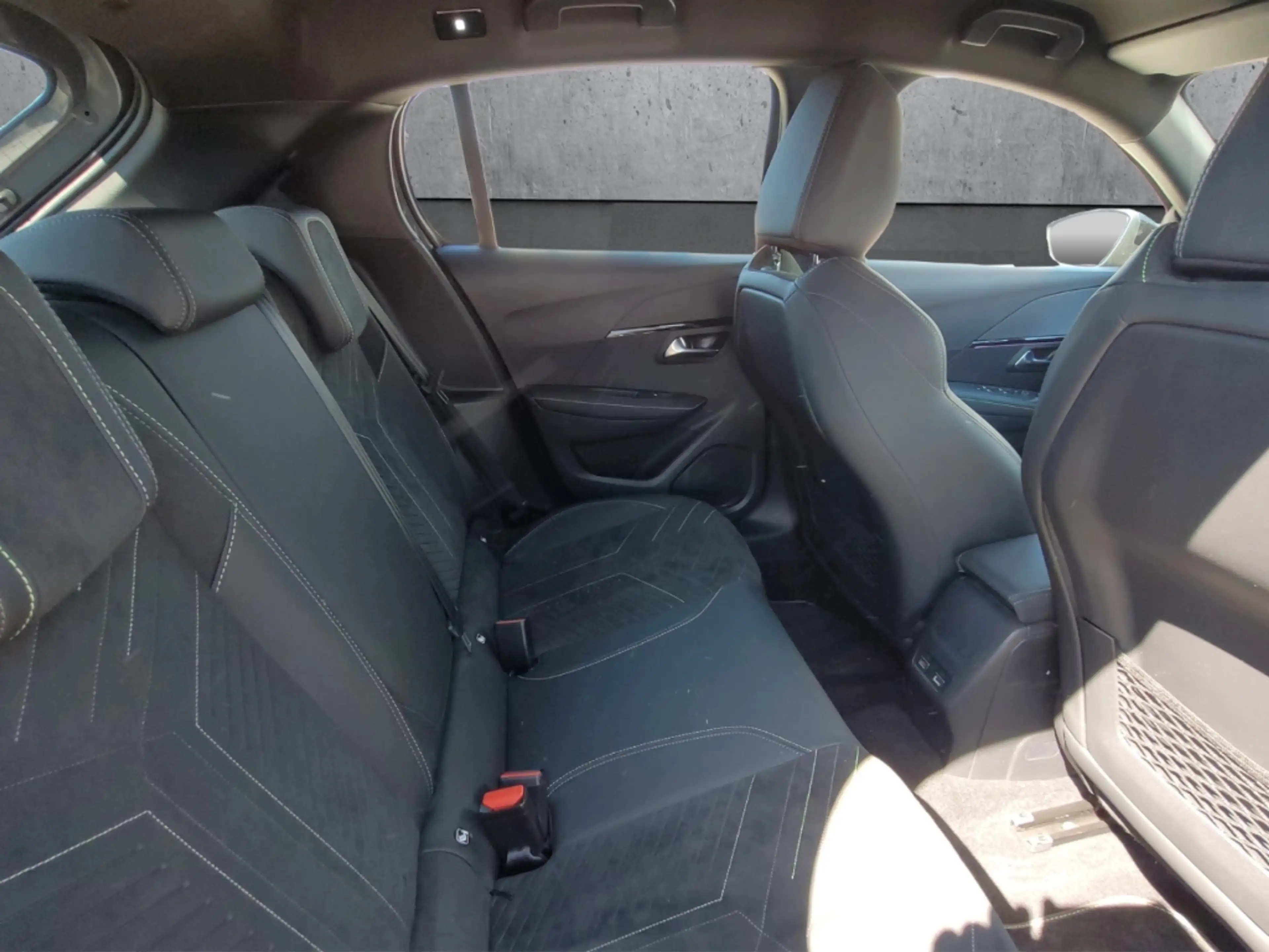 Peugeot 208 GT HYBRID 100 LED CarPlay DAB+ Kamera Keyless+ — photo 14