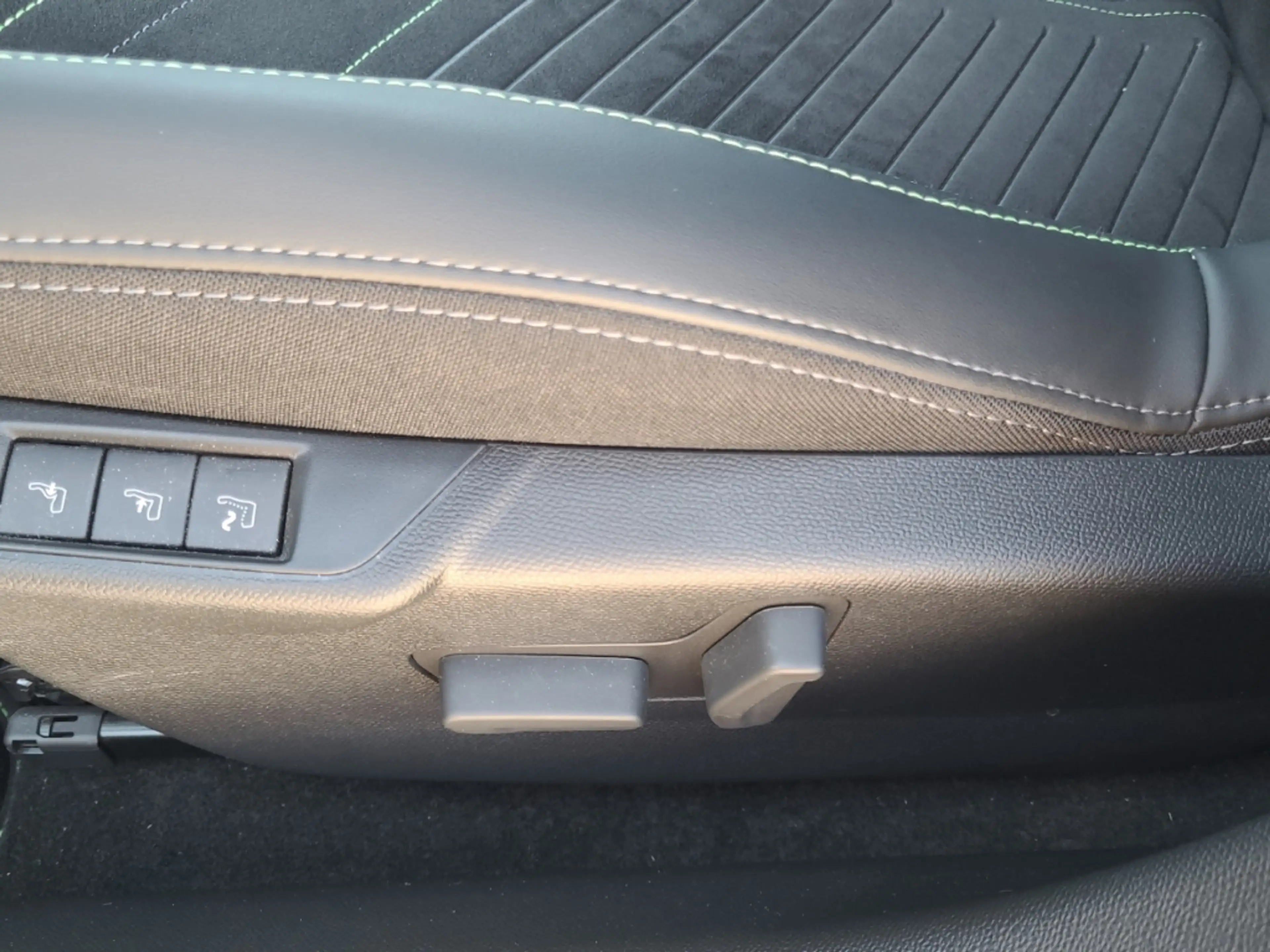 Peugeot 208 GT HYBRID 100 LED CarPlay DAB+ Kamera Keyless+ — photo 19