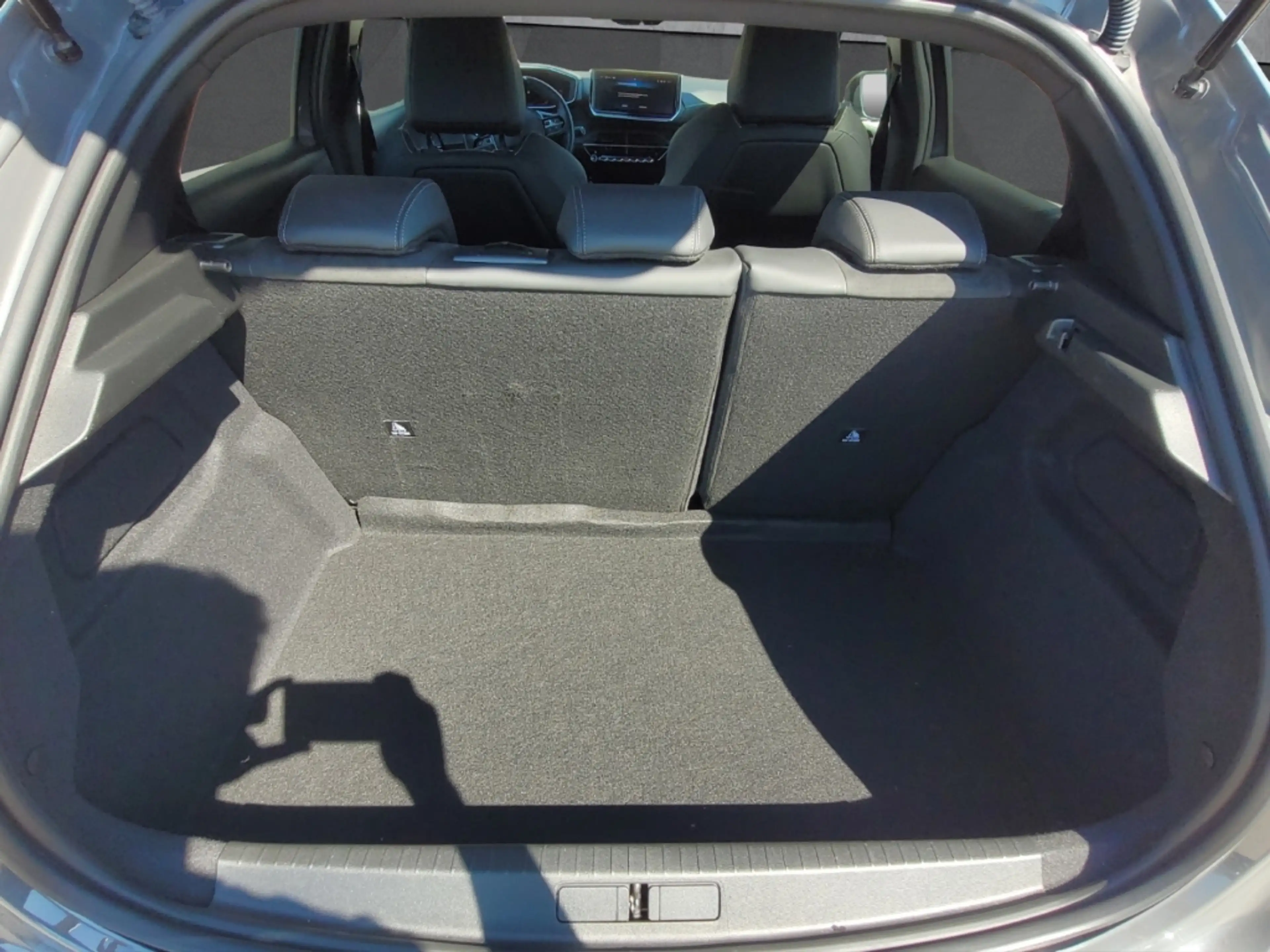 Peugeot 208 GT HYBRID 100 LED CarPlay DAB+ Kamera Keyless+ — photo 7