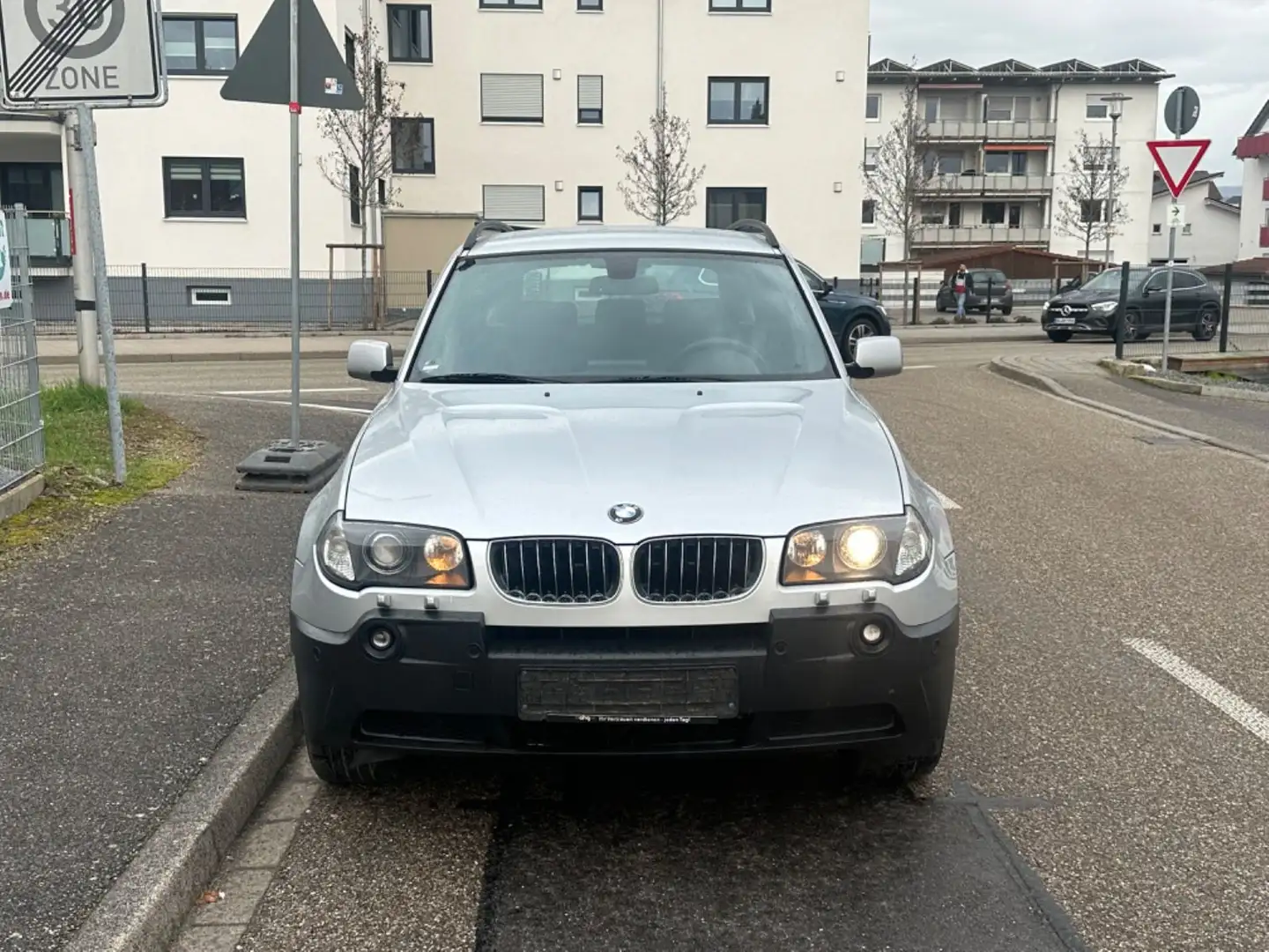 BMW X3 3.0d  /4x4 / Xenon / Navi  / AHK Silber - 1