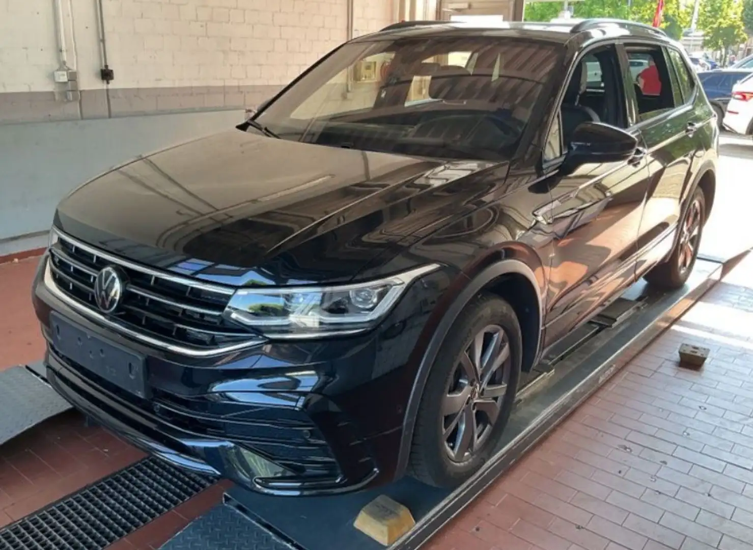 Volkswagen Tiguan Allspace 2.0 TDI DSG 4Motion R-Line Schwarz - 2