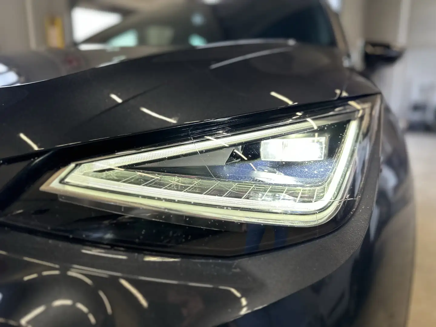 SEAT Arona 1,5TSI DSG FR 18´´ AHK Alcant. Full LED Gris - 2