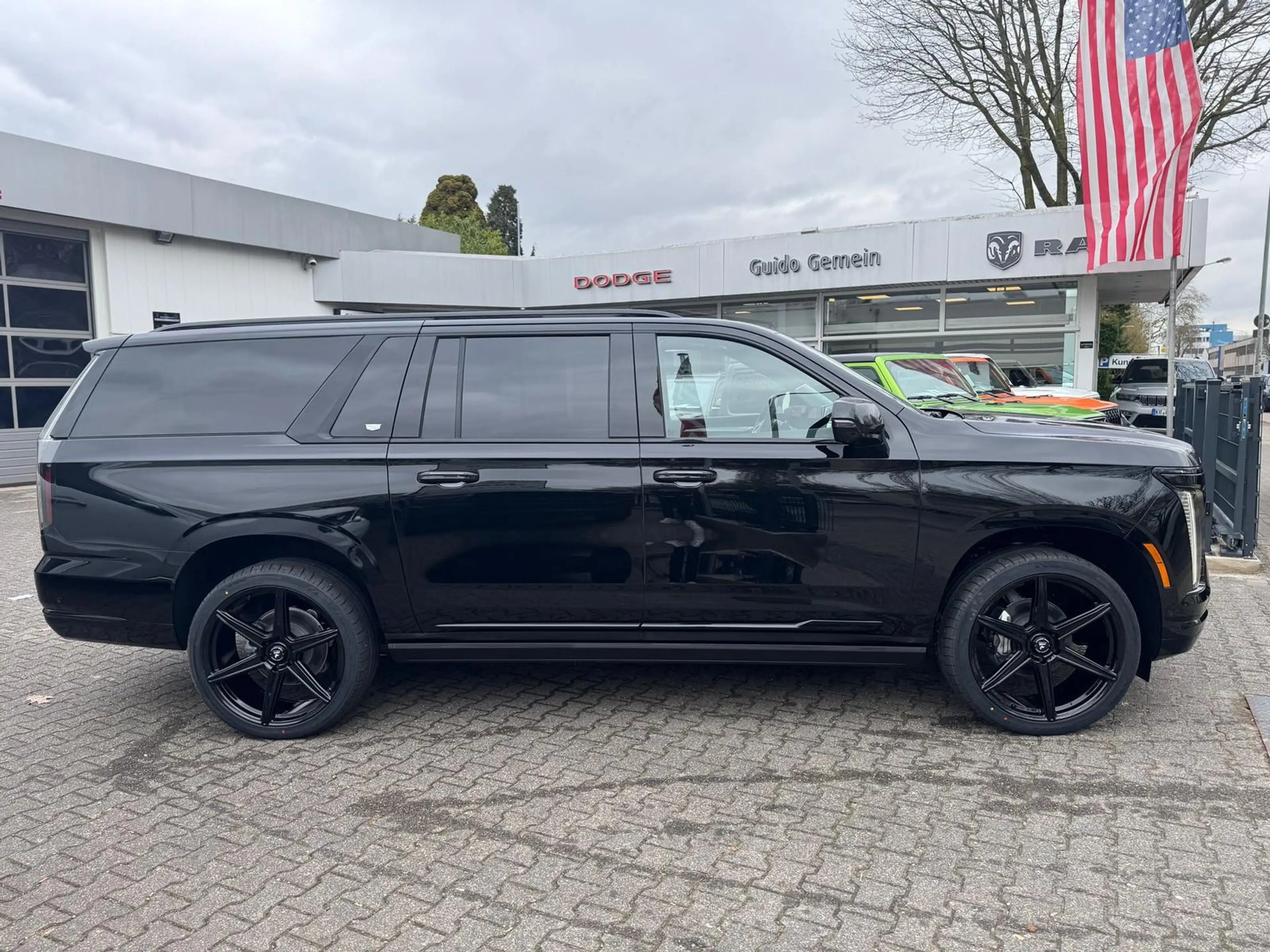 Cadillac Escalade ESV 6.2 V8 Platinum Sport 2026 ABV +24" — photo 3