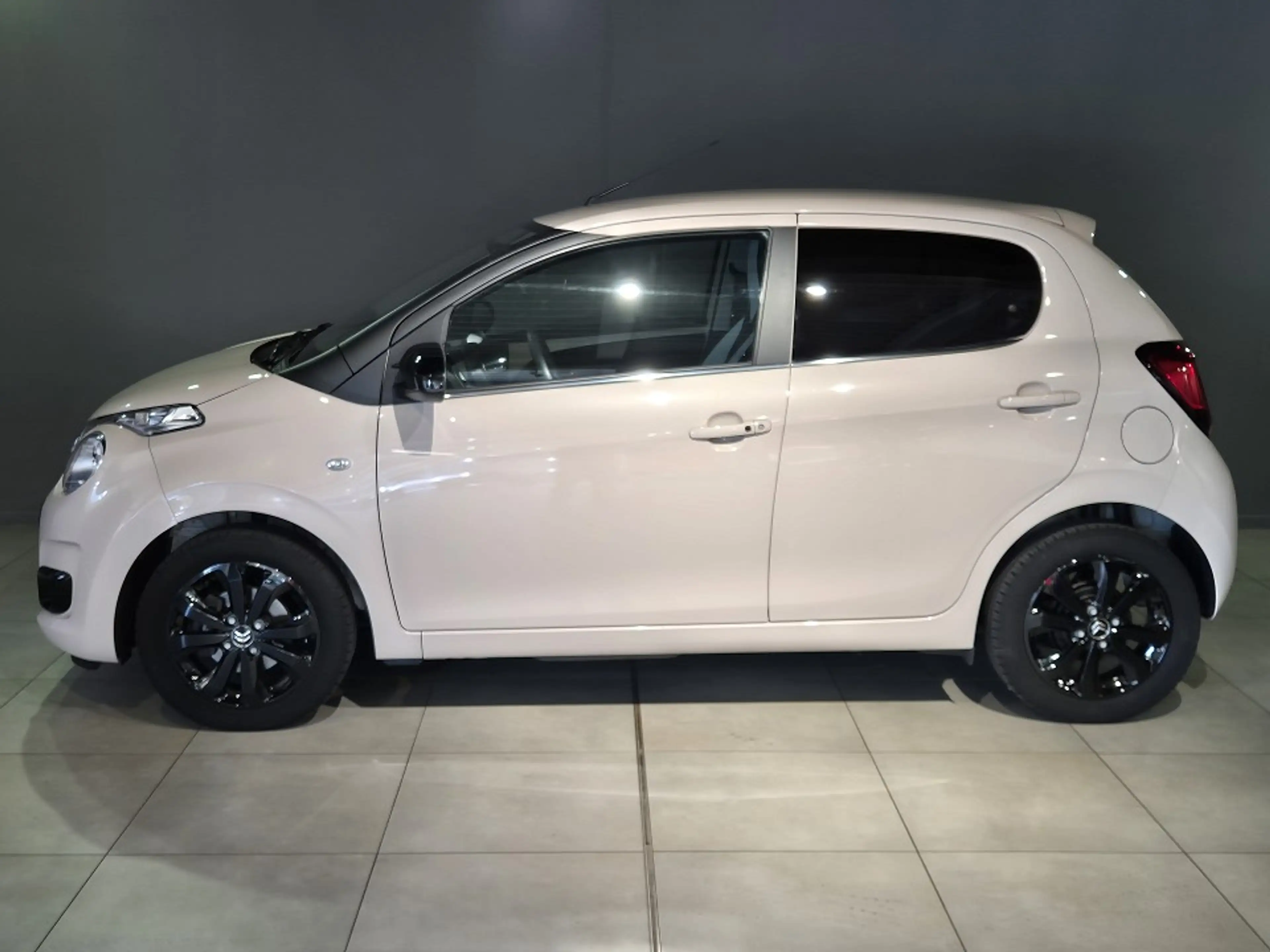 Citroen C1 SHINE VTI 72 S&S Klima/ACAA/Touchscreen/Keyless Sh — photo 3