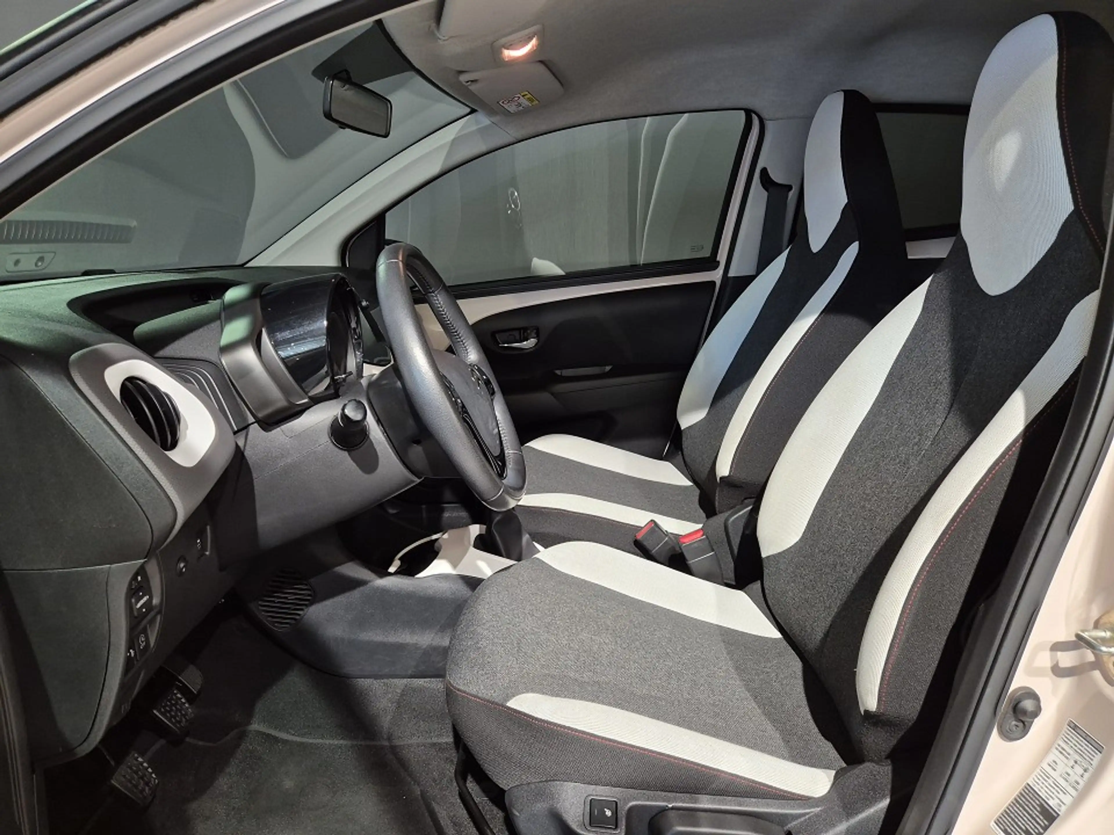 Citroen C1 SHINE VTI 72 S&S Klima/ACAA/Touchscreen/Keyless Sh — photo 7