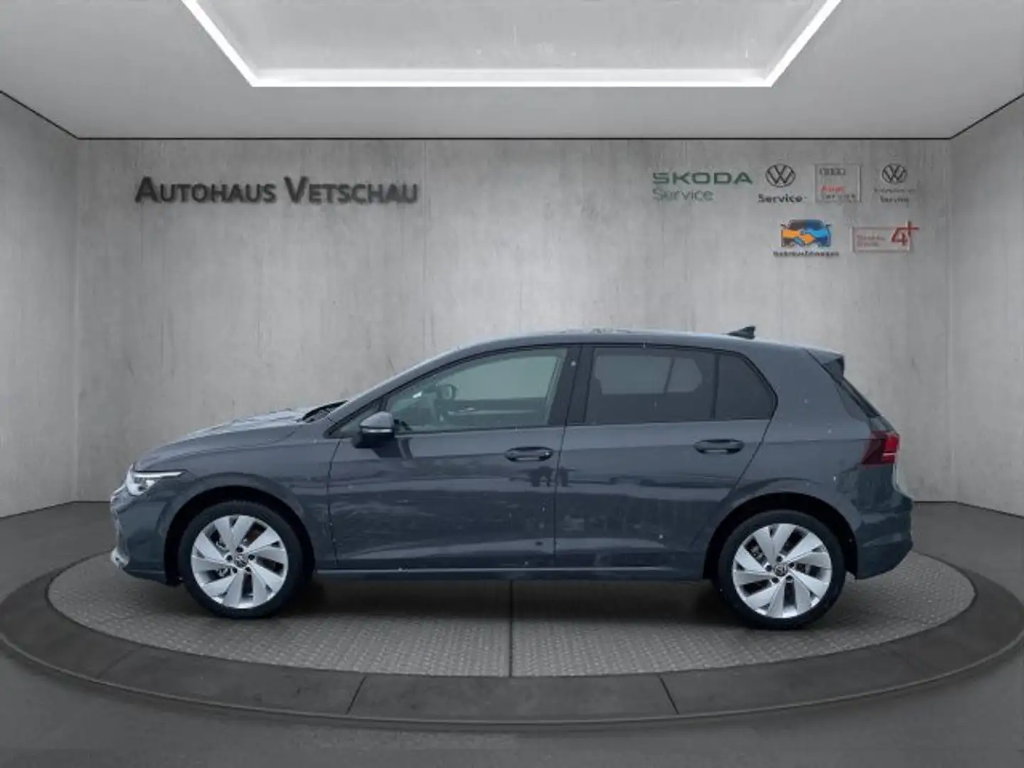 Volkswagen Golf VIII Life 1.5 TSI ACC/RFK/LED/App-C/LM Klima Grijs - 2