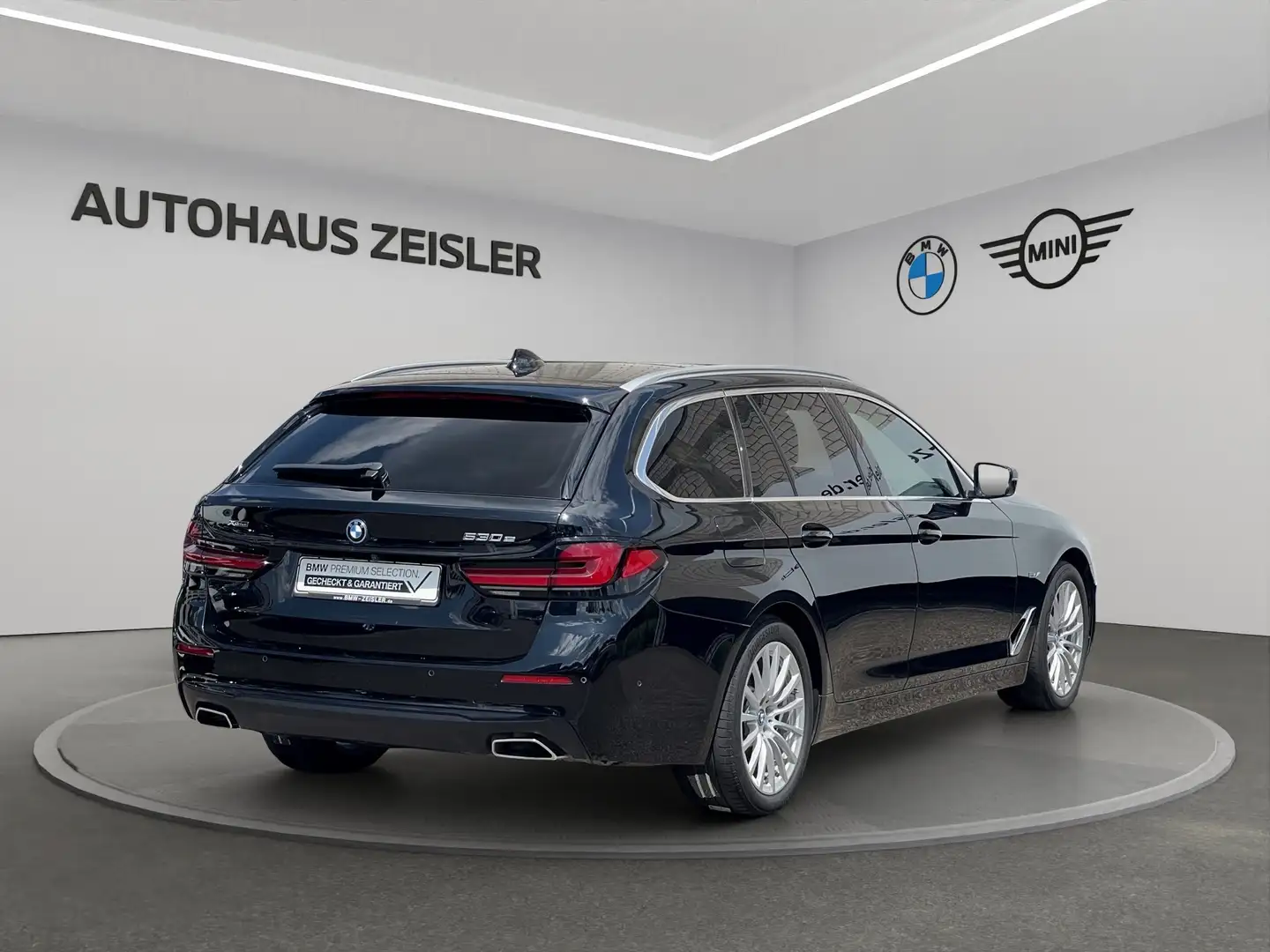 BMW 530 e xDrive Touring Head-Up PanoDach Laserlicht Harma Zwart - 2