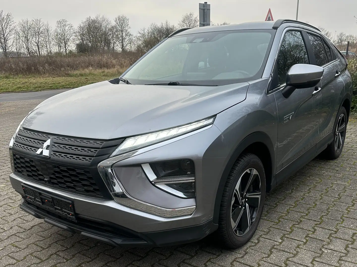 Mitsubishi Eclipse Cross Basis Hybrid 4WD Gris - 1
