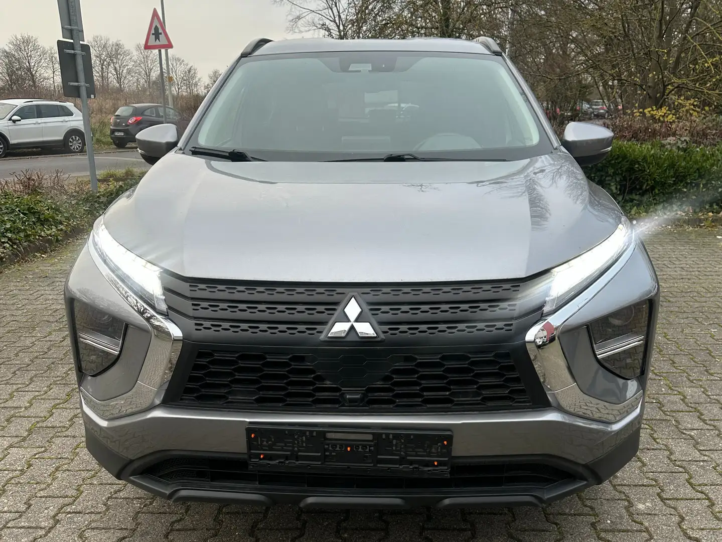Mitsubishi Eclipse Cross Basis Hybrid 4WD Gris - 2
