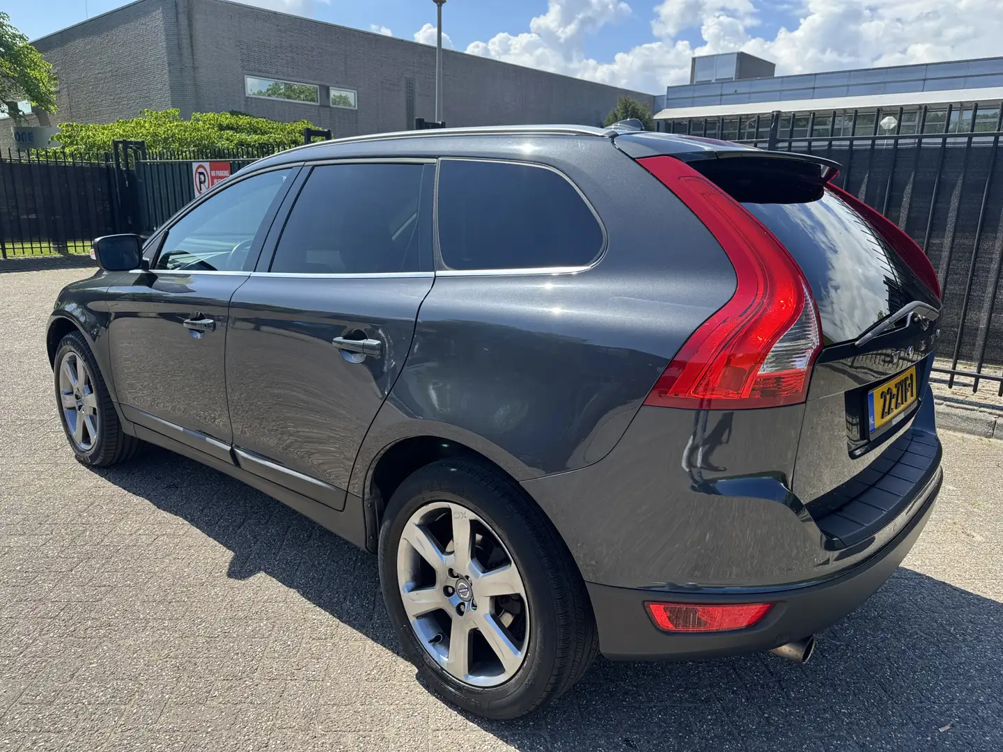 Volvo XC60 2.0 T5 Summum Pano/Leer/Stoelverw/CAM/Clima Grijs - 2