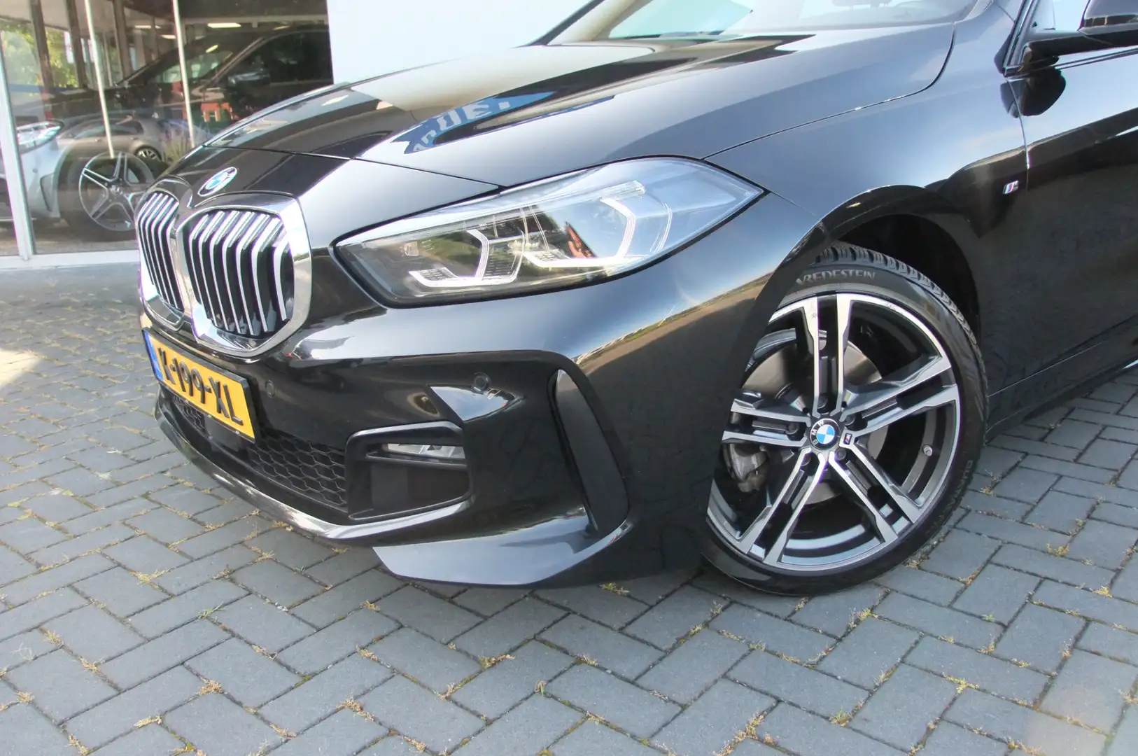 BMW 118 1-serie 118i High Executive / M pakket/ 18 inch/ N Zwart - 2