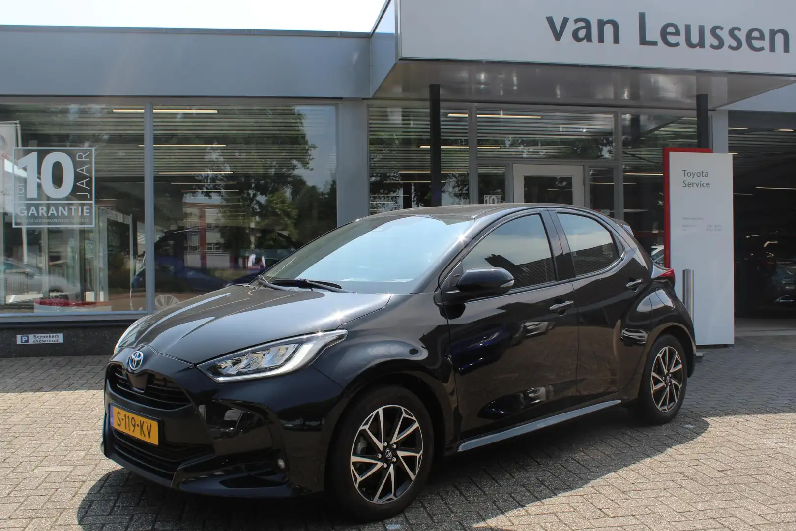 Toyota Yaris 1.5 HYBRID DYNAMIC APPLE/ANDROID LED-PAKKET KEYLES Negro - 1
