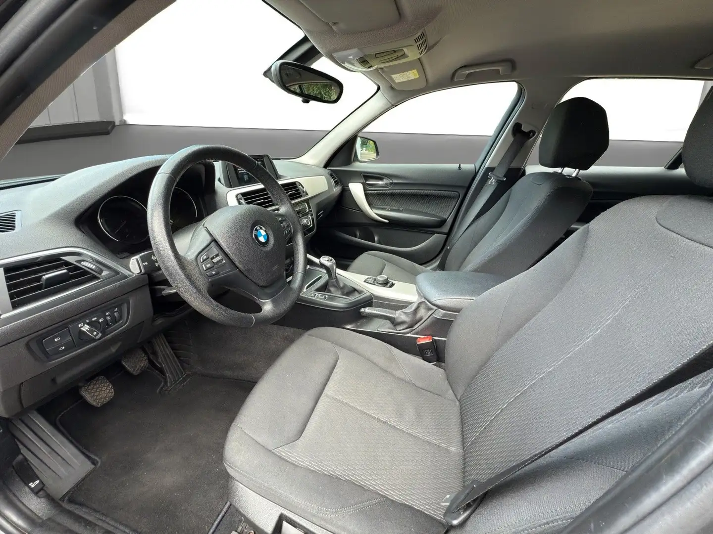 BMW 118 i Limousine 5-türig PDC SHZ Garantie HU neu Zwart - 2